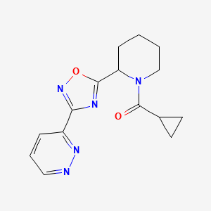 molecular formula C15H17N5O2 B5637392 3-{5-[1-(cyclopropylcarbonyl)-2-piperidinyl]-1,2,4-oxadiazol-3-yl}pyridazine 