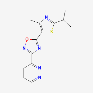 molecular formula C13H13N5OS B5638771 3-[5-(2-isopropyl-4-methyl-1,3-thiazol-5-yl)-1,2,4-oxadiazol-3-yl]pyridazine 