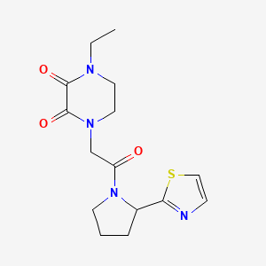 molecular formula C15H20N4O3S B5639412 1-ethyl-4-{2-oxo-2-[2-(1,3-thiazol-2-yl)pyrrolidin-1-yl]ethyl}piperazine-2,3-dione 