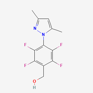 molecular formula C12H10F4N2O B5640553 [4-(3,5-dimethyl-1H-pyrazol-1-yl)-2,3,5,6-tetrafluorophenyl]methanol 