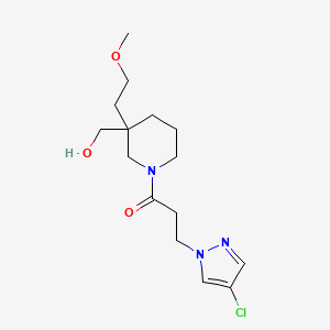 molecular formula C15H24ClN3O3 B5641458 [1-[3-(4-chloro-1H-pyrazol-1-yl)propanoyl]-3-(2-methoxyethyl)-3-piperidinyl]methanol 
