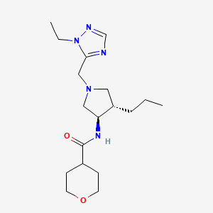 molecular formula C18H31N5O2 B5642119 N-{rel-(3R,4S)-1-[(1-ethyl-1H-1,2,4-triazol-5-yl)methyl]-4-propyl-3-pyrrolidinyl}tetrahydro-2H-pyran-4-carboxamide hydrochloride 