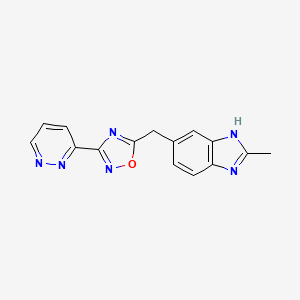molecular formula C15H12N6O B5643963 2-methyl-5-{[3-(3-pyridazinyl)-1,2,4-oxadiazol-5-yl]methyl}-1H-benzimidazole 