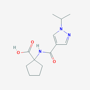 molecular formula C13H19N3O3 B5644940 1-{[(1-isopropyl-1H-pyrazol-4-yl)carbonyl]amino}cyclopentanecarboxylic acid 