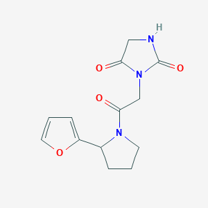 molecular formula C13H15N3O4 B5646376 3-{2-[2-(2-furyl)-1-pyrrolidinyl]-2-oxoethyl}-2,4-imidazolidinedione 