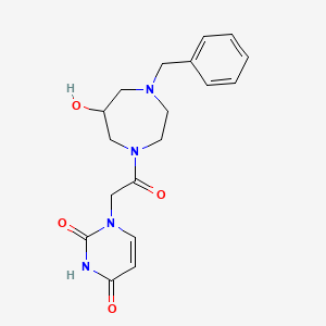 molecular formula C18H22N4O4 B5647313 1-[2-(4-benzyl-6-hydroxy-1,4-diazepan-1-yl)-2-oxoethyl]-2,4(1H,3H)-pyrimidinedione 