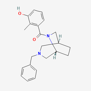 molecular formula C22H26N2O2 B5649574 3-{[(1S*,5R*)-3-benzyl-3,6-diazabicyclo[3.2.2]non-6-yl]carbonyl}-2-methylphenol 