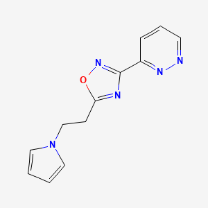 molecular formula C12H11N5O B5650516 3-{5-[2-(1H-pyrrol-1-yl)ethyl]-1,2,4-oxadiazol-3-yl}pyridazine 