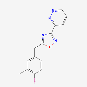 molecular formula C14H11FN4O B5651365 3-[5-(4-fluoro-3-methylbenzyl)-1,2,4-oxadiazol-3-yl]pyridazine 