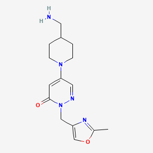 molecular formula C15H21N5O2 B5651684 5-[4-(aminomethyl)-1-piperidinyl]-2-[(2-methyl-1,3-oxazol-4-yl)methyl]-3(2H)-pyridazinone hydrochloride 