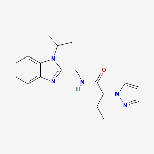 molecular formula C18H23N5O B5652406 N-[(1-isopropyl-1H-benzimidazol-2-yl)methyl]-2-(1H-pyrazol-1-yl)butanamide 