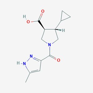 molecular formula C13H17N3O3 B5655022 (3S*,4S*)-4-cyclopropyl-1-[(3-methyl-1H-pyrazol-5-yl)carbonyl]-3-pyrrolidinecarboxylic acid 