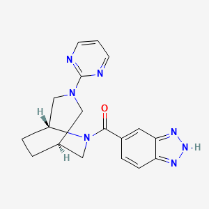 molecular formula C18H19N7O B5655337 5-{[(1S*,5R*)-3-(2-pyrimidinyl)-3,6-diazabicyclo[3.2.2]non-6-yl]carbonyl}-1H-1,2,3-benzotriazole 