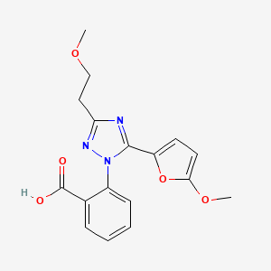 molecular formula C17H17N3O5 B5656053 2-[3-(2-methoxyethyl)-5-(5-methoxy-2-furyl)-1H-1,2,4-triazol-1-yl]benzoic acid 