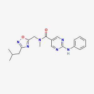 molecular formula C19H22N6O2 B5657554 2-anilino-N-[(3-isobutyl-1,2,4-oxadiazol-5-yl)methyl]-N-methyl-5-pyrimidinecarboxamide 