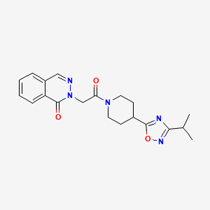 molecular formula C20H23N5O3 B5658755 2-{2-[4-(3-isopropyl-1,2,4-oxadiazol-5-yl)piperidin-1-yl]-2-oxoethyl}phthalazin-1(2H)-one 