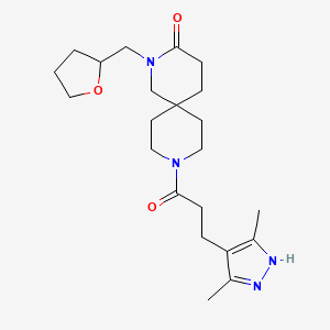 molecular formula C22H34N4O3 B5660085 9-[3-(3,5-dimethyl-1H-pyrazol-4-yl)propanoyl]-2-(tetrahydrofuran-2-ylmethyl)-2,9-diazaspiro[5.5]undecan-3-one 
