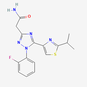 molecular formula C16H16FN5OS B5661049 2-[1-(2-fluorophenyl)-5-(2-isopropyl-1,3-thiazol-4-yl)-1H-1,2,4-triazol-3-yl]acetamide 