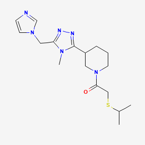 molecular formula C17H26N6OS B5665784 3-[5-(1H-imidazol-1-ylmethyl)-4-methyl-4H-1,2,4-triazol-3-yl]-1-[(isopropylthio)acetyl]piperidine 
