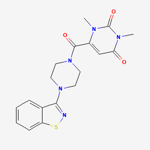 molecular formula C18H19N5O3S B5666731 6-{[4-(1,2-benzisothiazol-3-yl)-1-piperazinyl]carbonyl}-1,3-dimethyl-2,4(1H,3H)-pyrimidinedione 