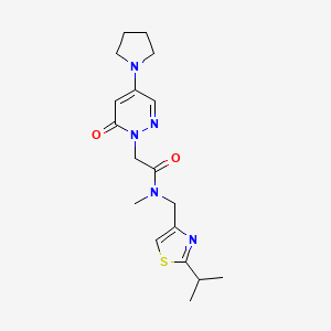 molecular formula C18H25N5O2S B5668584 N-[(2-isopropyl-1,3-thiazol-4-yl)methyl]-N-methyl-2-(6-oxo-4-pyrrolidin-1-ylpyridazin-1(6H)-yl)acetamide 