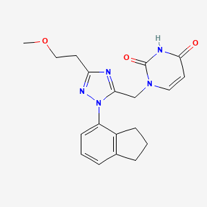 molecular formula C19H21N5O3 B5671181 1-{[1-(2,3-dihydro-1H-inden-4-yl)-3-(2-methoxyethyl)-1H-1,2,4-triazol-5-yl]methyl}pyrimidine-2,4(1H,3H)-dione 