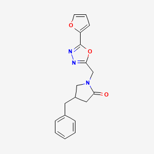 molecular formula C18H17N3O3 B5671213 4-benzyl-1-{[5-(2-furyl)-1,3,4-oxadiazol-2-yl]methyl}pyrrolidin-2-one 
