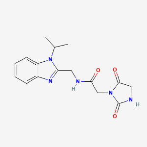 molecular formula C16H19N5O3 B5677538 2-(2,5-dioxo-1-imidazolidinyl)-N-[(1-isopropyl-1H-benzimidazol-2-yl)methyl]acetamide 