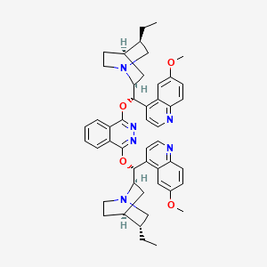 molecular formula C48H54N6O4 B570054 盐酸氢奎宁 1,4-邻苯二甲二酯混合物 CAS No. 148618-32-0