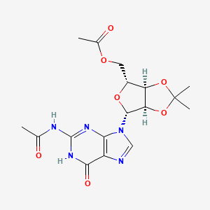 molecular formula C17H21N5O7 B571421 ((3AR,4R,6R,6aR)-6-(2-乙酰氨基-6-氧代-1H-嘌呤-9(6H)-基)-2,2-二甲基四氢呋喃并[3,4-d][1,3]二噁烷-4-基)甲基乙酸酯 CAS No. 106743-56-0