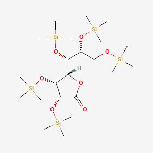 molecular formula C22H52O7Si5 B576547 (3R,4R,5S)-3,4-bis(trimethylsilyloxy)-5-[(1S,2R)-1,2,3-tris(trimethylsilyloxy)propyl]oxolan-2-one CAS No. 10589-41-0
