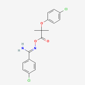 4-chloro-N'-{[2-(4-chlorophenoxy)-2-methylpropanoyl]oxy}benzenecarboximidamide