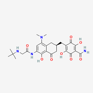 molecular formula C26H32N4O8 B585500 4-[[(2S)-6-[[2-(叔丁基氨基)乙酰]氨基]-8-(二甲氨基)-5-羟基-4-氧代-2,3-二氢-1H-萘-2-基]甲基]-2,5-二羟基-3,6-二氧代环己-1,4-二烯-1-甲酰胺 CAS No. 1268494-46-7