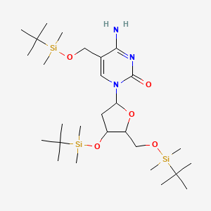 molecular formula C28H57N3O5Si3 B585919 4-Amino-1-[4-[tert-butyl(dimethyl)silyl]oxy-5-[[tert-butyl(dimethyl)silyl]oxymethyl]oxolan-2-yl]-5-[[tert-butyl(dimethyl)silyl]oxymethyl]pyrimidin-2-one CAS No. 1210427-82-9