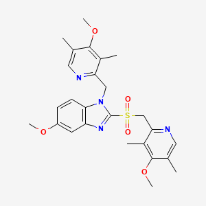 molecular formula C26H30N4O5S B586053 N-(4-Methoxy-3,5-dimethyl-2-pyridinyl)methyl Omeprazole Sulfone CAS No. 1346599-74-3