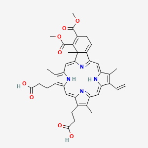 molecular formula C40H40N4O8 B592810 3-[9-(2-Carboxyethyl)-14-ethenyl-22,23-bis(methoxycarbonyl)-4,10,15,24-tetramethyl-25,26,27,28-tetrazahexacyclo[16.6.1.13,6.18,11.113,16.019,24]octacosa-1,3,5,7,9,11(27),12,14,16,18(25),19,22-dodecaen-5-yl]propanoic acid CAS No. 130851-13-7