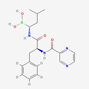molecular formula C19H20BD5N4O4 B593862 B-[(1R)-3-methyl-1-[[(2S)-1-oxo-3-(phenyl-2,3,4,5,6-d5)-2-[(2-pyrazinylcarbonyl)amino]propyl]amino]butyl]-boronicacid CAS No. 1133706-15-6