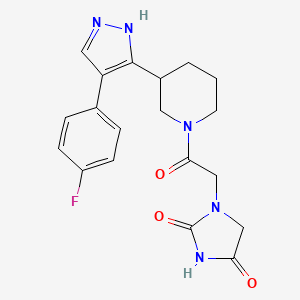 molecular formula C19H20FN5O3 B5951484 1-(2-{3-[4-(4-fluorophenyl)-1H-pyrazol-5-yl]piperidin-1-yl}-2-oxoethyl)imidazolidine-2,4-dione 