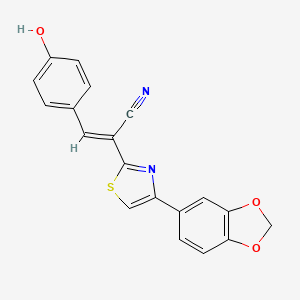 (E)-2-[4-(1,3-benzodioxol-5-yl)-1,3-thiazol-2-yl]-3-(4-hydroxyphenyl)prop-2-enenitrile