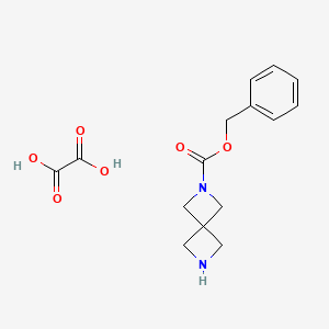 molecular formula C15H18N2O6 B597817 苯甲酸苄酯 2,6-二氮杂螺[3.3]庚烷-2-羧酸盐草酸盐 CAS No. 1211517-23-5