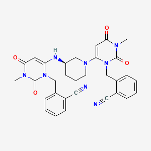 molecular formula C31H30N8O4 B600828 (R)-2-((6-(3-((3-(2-氰基苄基)-1-甲基-2,6-二氧代-1,2,3,6-四氢嘧啶-4-基)氨基)哌啶-1-基)-3-甲基-2,4-二氧代-3,4-二氢嘧啶-1(2H)-基)甲基)苯甲腈 CAS No. 1268836-55-0