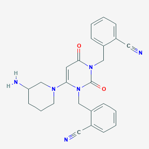 molecular formula C25H24N6O2 B600832 (R)-2,2'-((6-(3-氨基哌啶-1-基)-2,4-二氧嘧啶-1, 3(2H,4H)-二亚甲基))二苯甲腈 CAS No. 865759-10-0