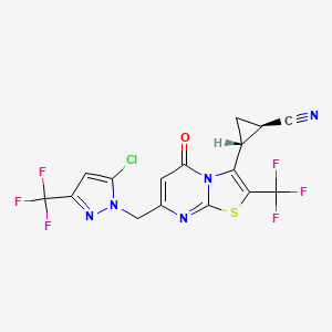 molecular formula C16H8ClF6N5OS B607673 (1R,2R)-2-[7-[[5-氯-3-(三氟甲基)吡唑-1-基]甲基]-5-氧代-2-(三氟甲基)-[1,3]噻唑并[3,2-a]嘧啶-3-基]环丙烷-1-腈 CAS No. 1883518-31-7