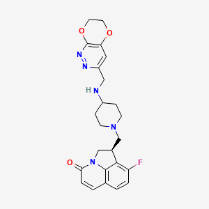 molecular formula C24H26FN5O3 B607877 (1r)-1-[(4-{[(6,7-二氢[1,4]二氧杂环[2,3-c]哒嗪-3-基)甲基]氨基}哌啶-1-基)甲基]-9-氟-1,2-二氢-4h-吡咯并[3,2,1-ij]喹啉-4-酮 CAS No. 944406-54-6