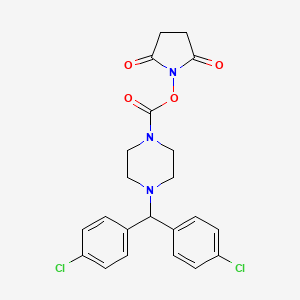 B609074 2,5-Dioxopyrrolidin-1-yl 4-(bis(4-chlorophenyl)methyl)piperazine-1-carboxylate CAS No. 1438416-21-7