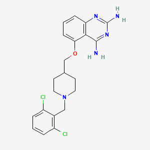 molecular formula C21H23Cl2N5O B610455 2,4-喹唑二胺，5-((1-((2,6-二氯苯基)甲基)-4-哌啶基)甲氧基)- CAS No. 1005504-62-0