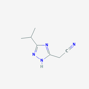 molecular formula C7H10N4 B062693 2-(3-Isopropyl-1H-1,2,4-triazol-5-yl)acetonitrile CAS No. 168260-22-8