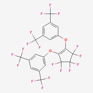 molecular formula C21H6F18O2 B6311651 1,1'-[(3,3,4,4,5,5-Hexafluoro-1-cyclopentene-1,2-diyl)bis(oxy)]bis[3,5-bis(trifluoromethyl)-benzene CAS No. 1802666-41-6