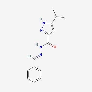 molecular formula C14H16N4O B6421894 N'-[(1E)-phenylmethylidene]-3-(propan-2-yl)-1H-pyrazole-5-carbohydrazide CAS No. 303108-11-4