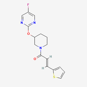 (2E)-1-{3-[(5-fluoropyrimidin-2-yl)oxy]piperidin-1-yl}-3-(thiophen-2-yl)prop-2-en-1-one